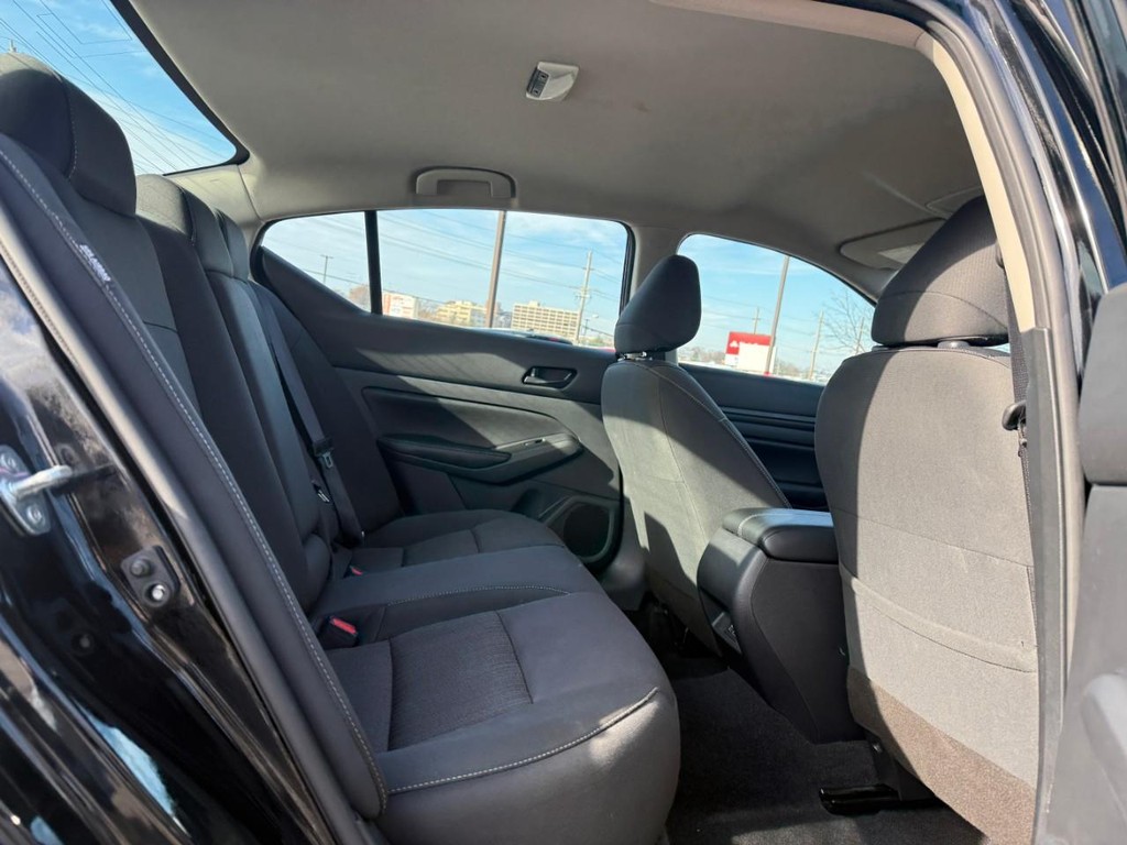 Nissan Altima Vehicle Full-screen Gallery Image 09