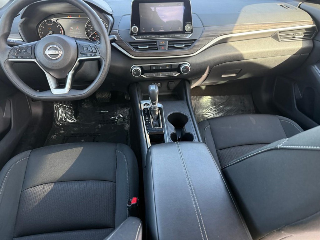 Nissan Altima Vehicle Full-screen Gallery Image 10