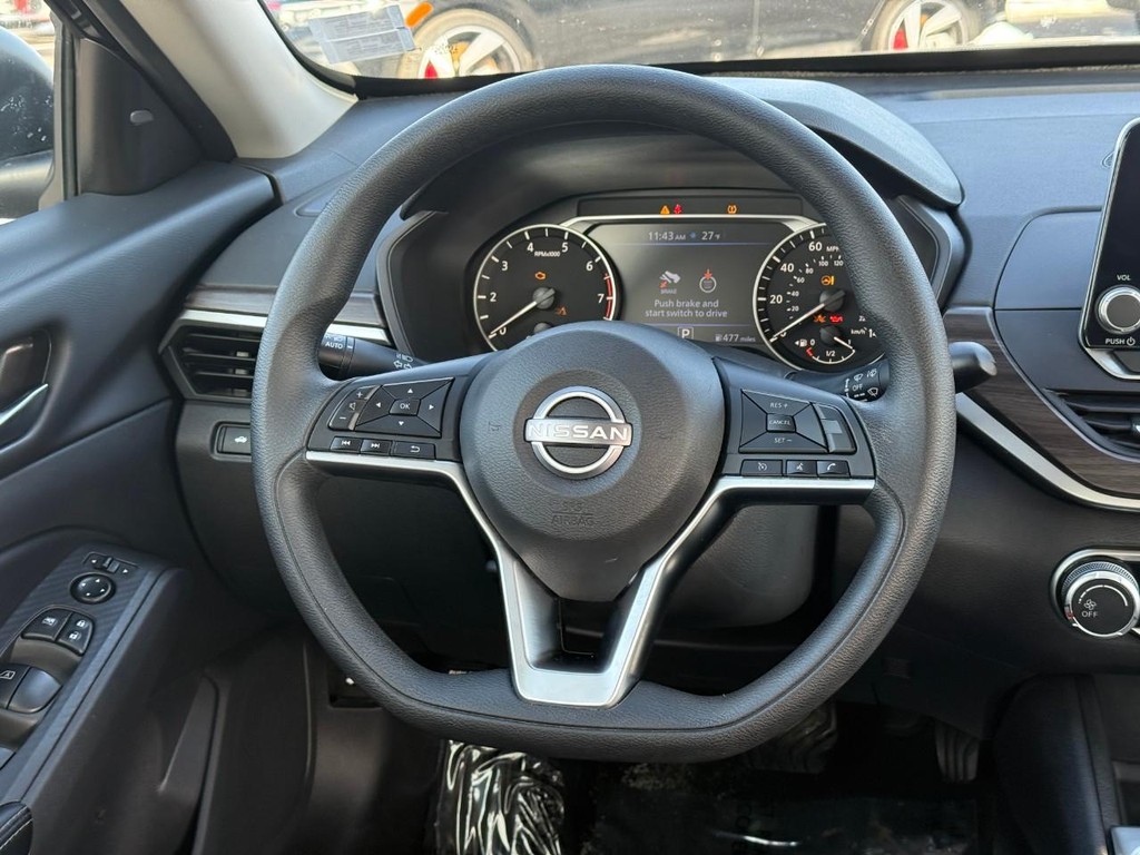 Nissan Altima Vehicle Full-screen Gallery Image 11