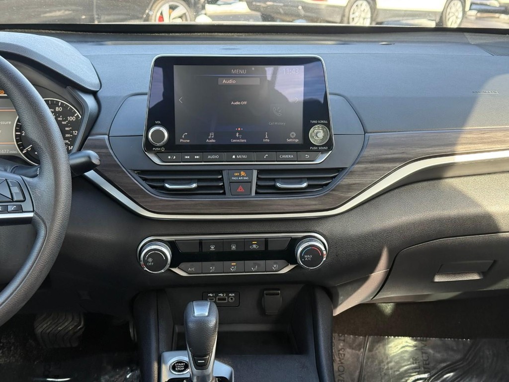 Nissan Altima Vehicle Full-screen Gallery Image 12