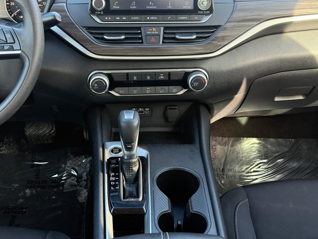 Nissan Altima Vehicle Full-screen Gallery Image 13