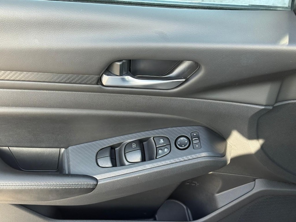 Nissan Altima Vehicle Full-screen Gallery Image 14