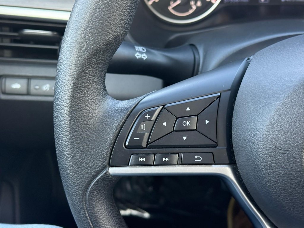 Nissan Altima Vehicle Full-screen Gallery Image 18