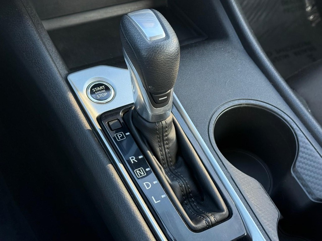 Nissan Altima Vehicle Full-screen Gallery Image 20