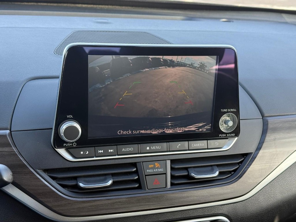 Nissan Altima Vehicle Full-screen Gallery Image 21