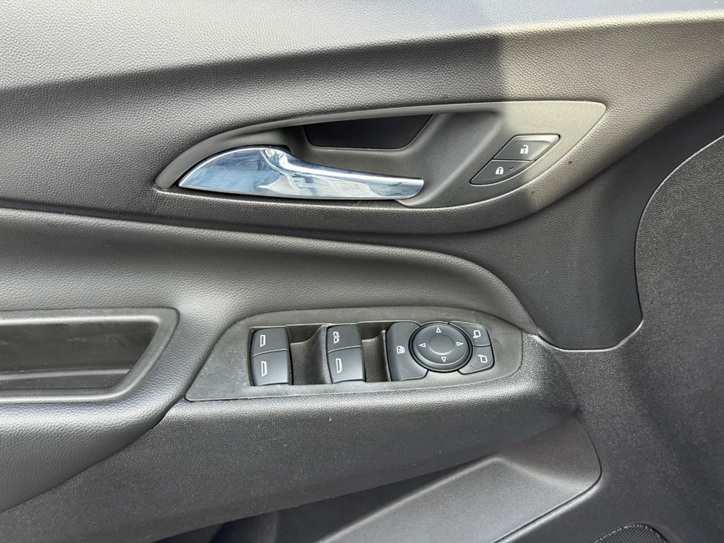 Chevrolet Equinox Vehicle Full-screen Gallery Image 15