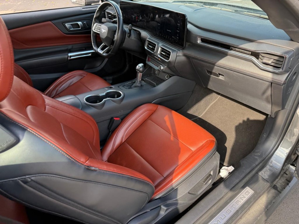 Ford Mustang Vehicle Full-screen Gallery Image 11