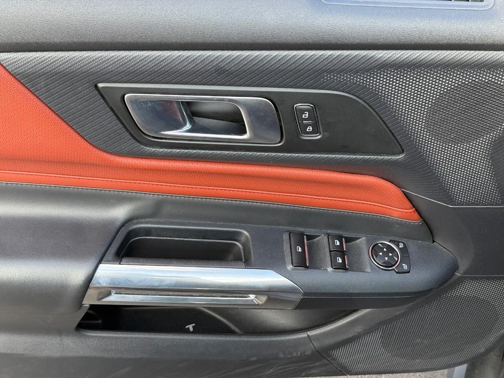 Ford Mustang Vehicle Full-screen Gallery Image 12