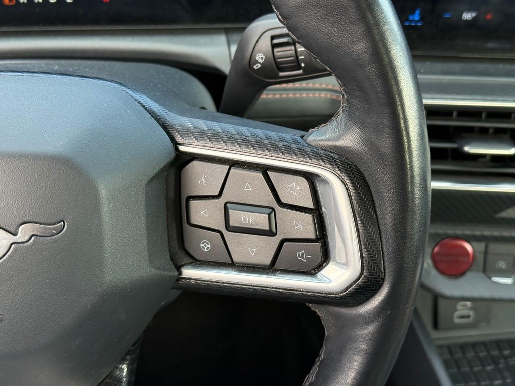 Ford Mustang Vehicle Full-screen Gallery Image 15