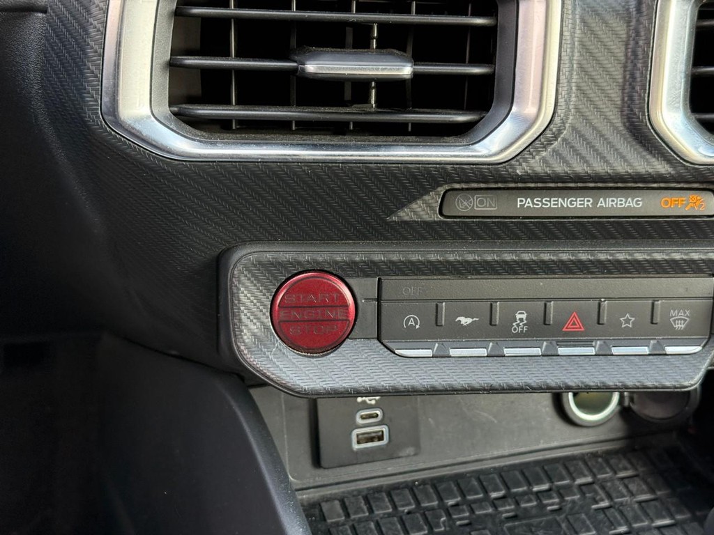 Ford Mustang Vehicle Full-screen Gallery Image 18