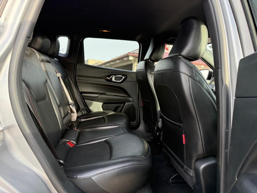 Jeep Compass Vehicle Full-screen Gallery Image 11