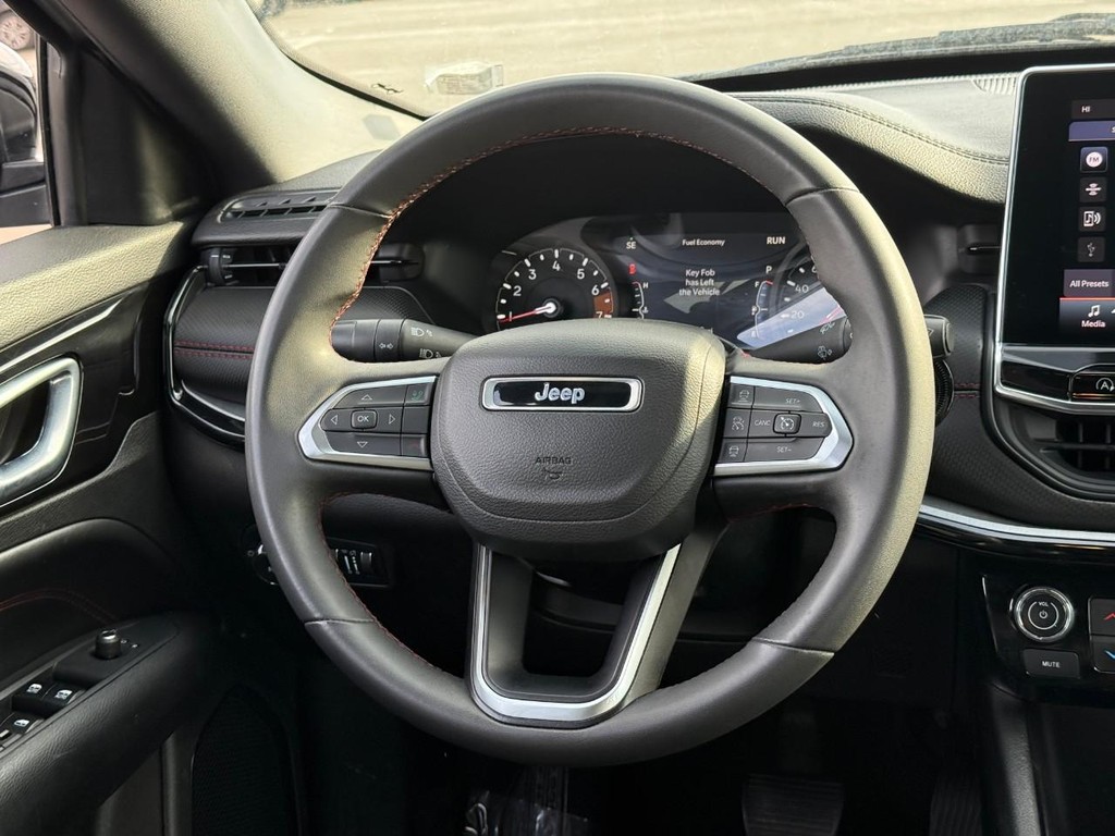 Jeep Compass Vehicle Full-screen Gallery Image 13