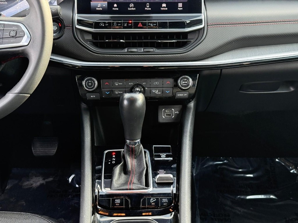 Jeep Compass Vehicle Full-screen Gallery Image 15