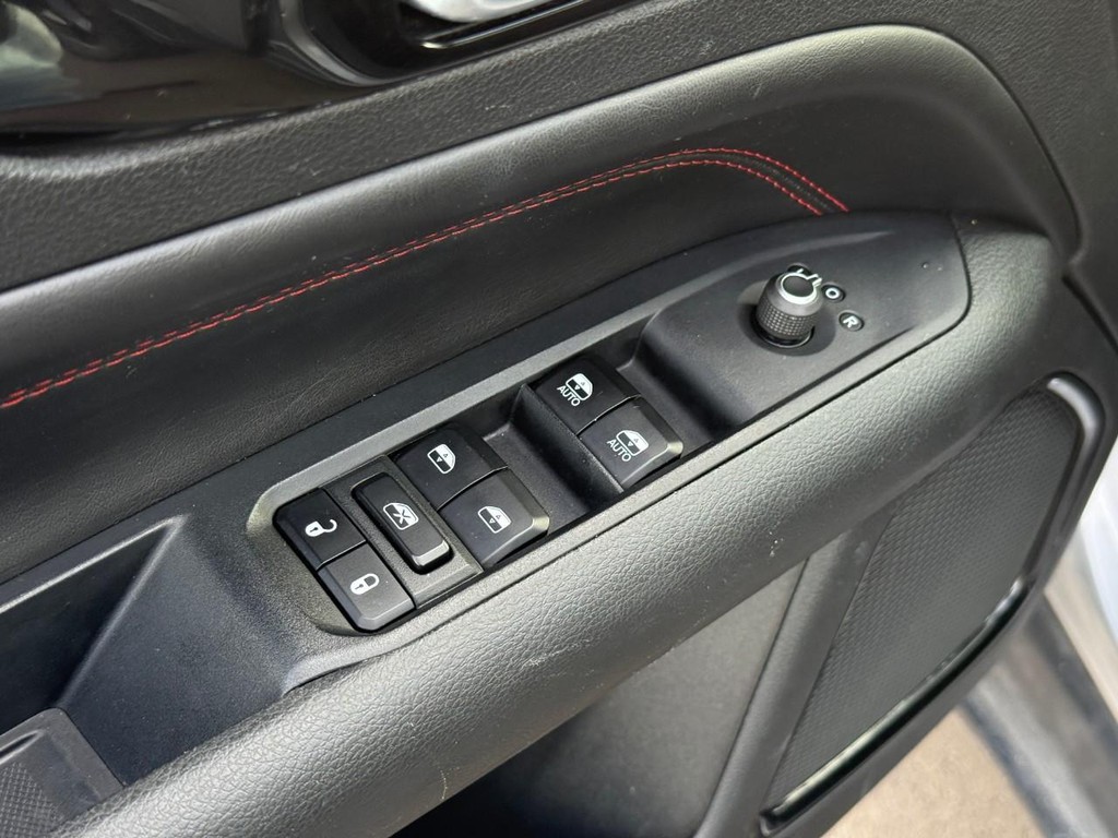 Jeep Compass Vehicle Full-screen Gallery Image 17