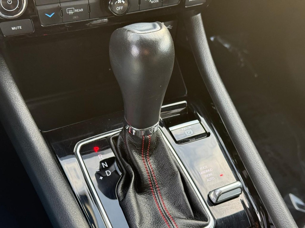 Jeep Compass Vehicle Full-screen Gallery Image 23