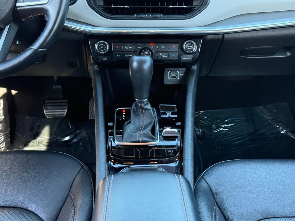 Jeep Compass Vehicle Full-screen Gallery Image 11