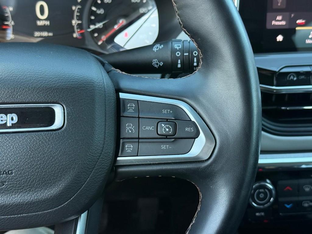 Jeep Compass Vehicle Full-screen Gallery Image 16