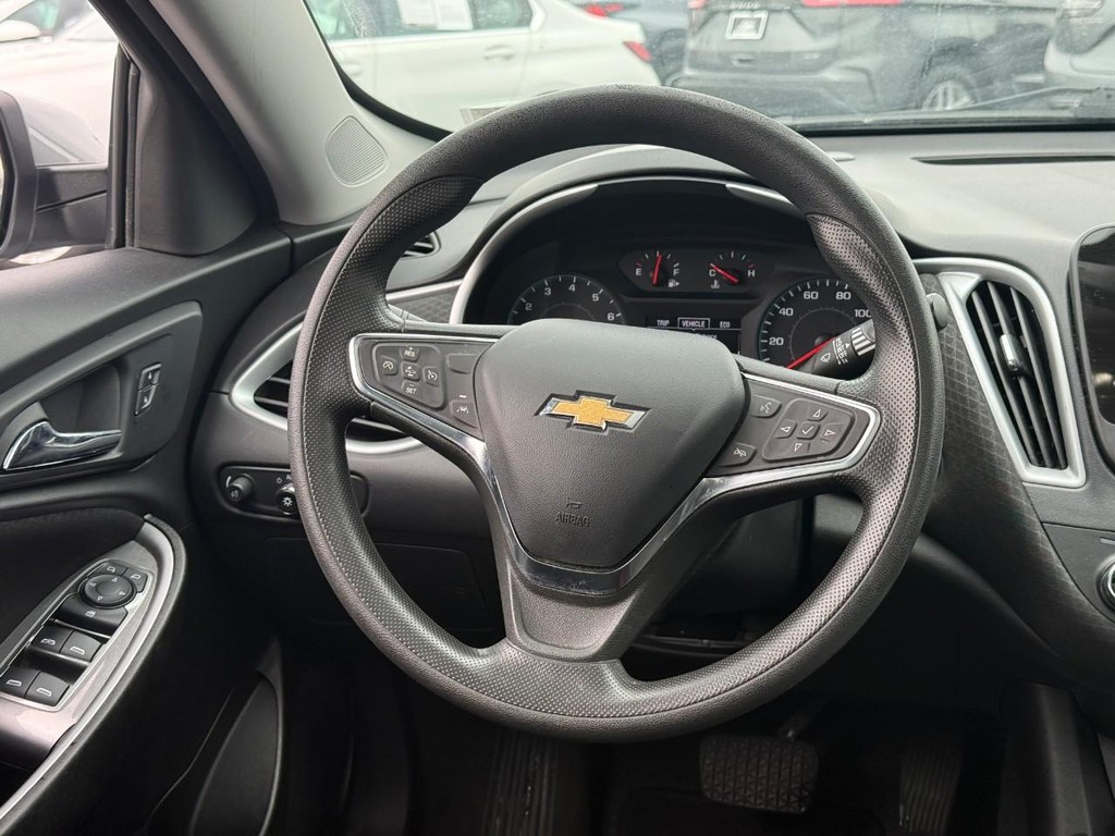 Chevrolet Malibu Vehicle Full-screen Gallery Image 12