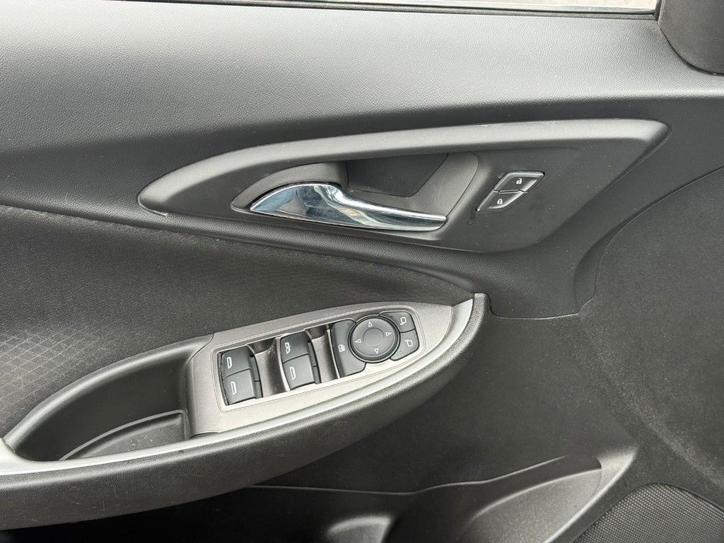 Chevrolet Malibu Vehicle Full-screen Gallery Image 16