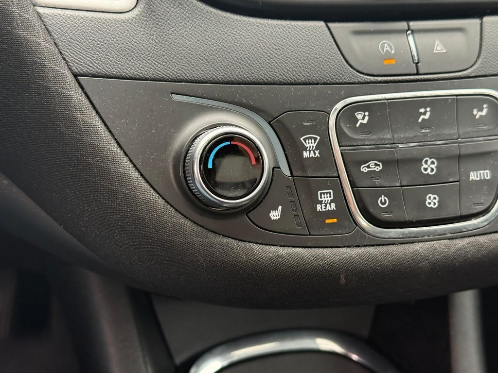 Chevrolet Malibu Vehicle Full-screen Gallery Image 23