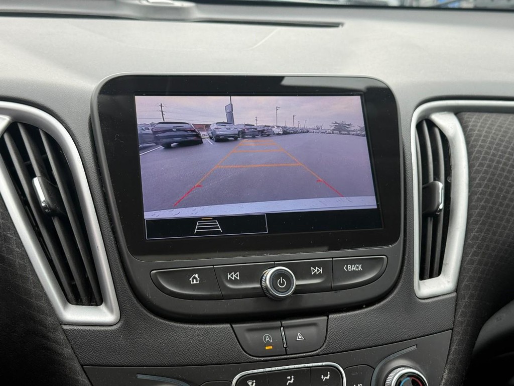 Chevrolet Malibu Vehicle Full-screen Gallery Image 24