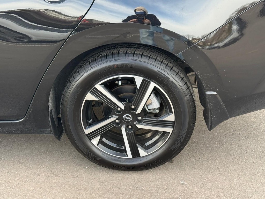 Nissan Sentra Vehicle Full-screen Gallery Image 05