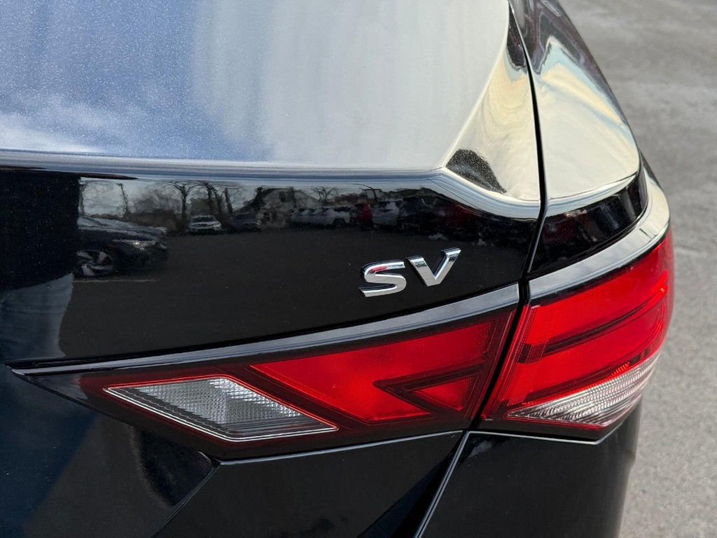 Nissan Sentra Vehicle Full-screen Gallery Image 06