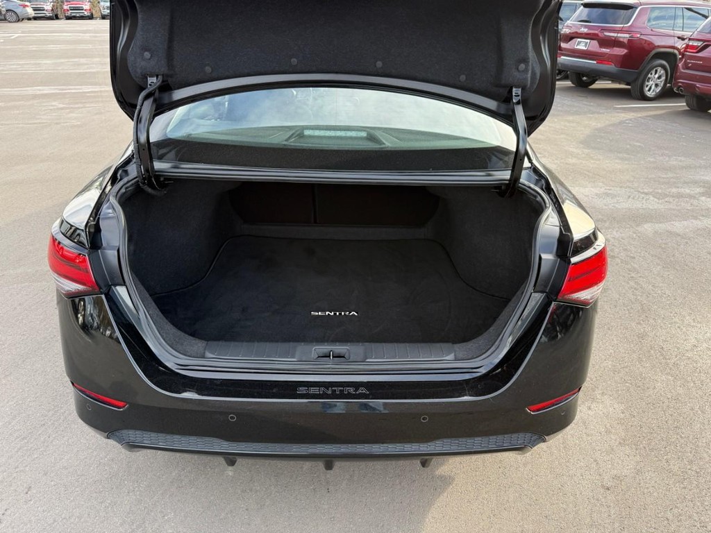 Nissan Sentra Vehicle Full-screen Gallery Image 07