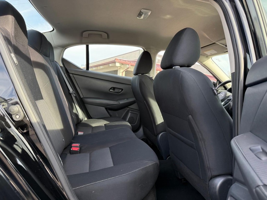 Nissan Sentra Vehicle Full-screen Gallery Image 11