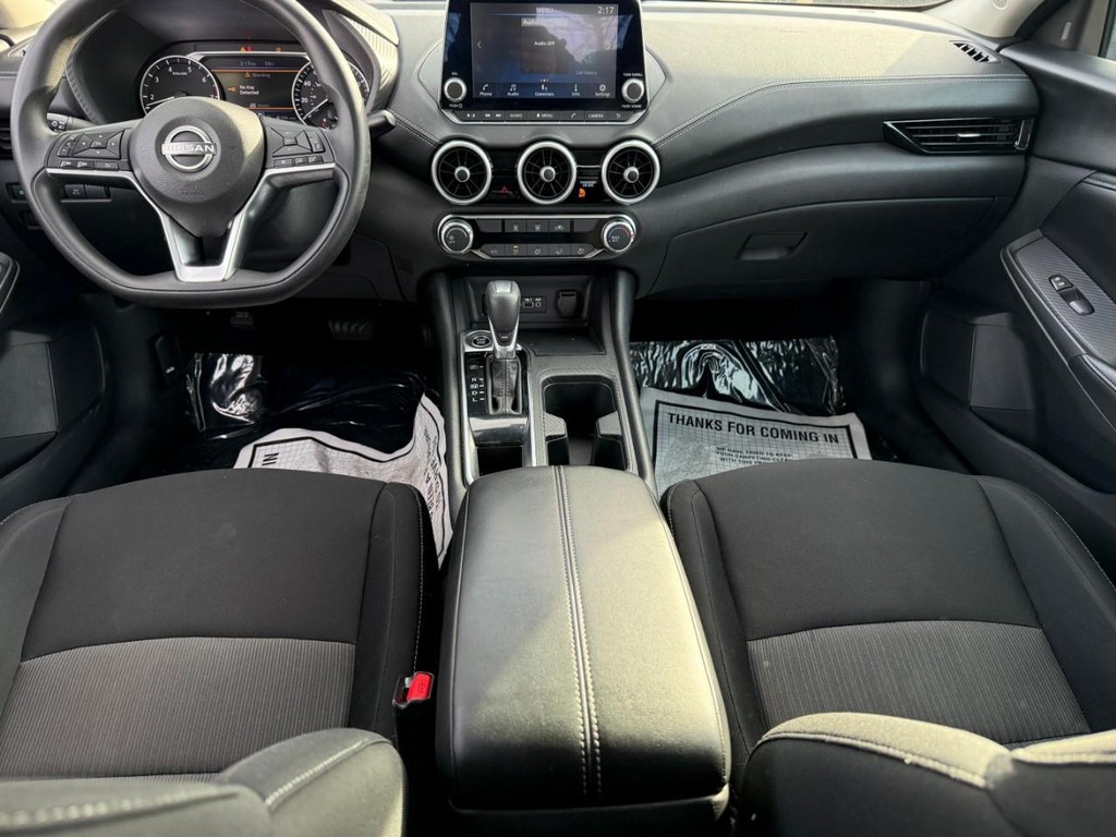 Nissan Sentra Vehicle Full-screen Gallery Image 12