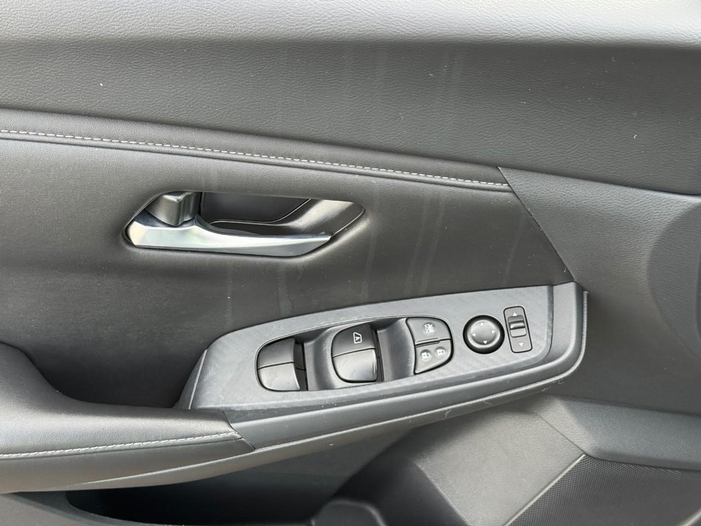 Nissan Sentra Vehicle Full-screen Gallery Image 16