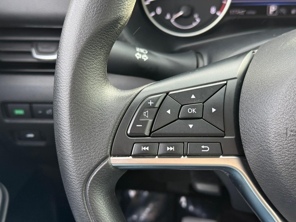 Nissan Sentra Vehicle Full-screen Gallery Image 19