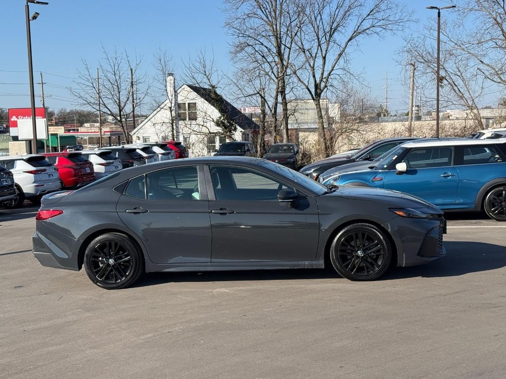 Toyota Camry Vehicle Full-screen Gallery Image 02