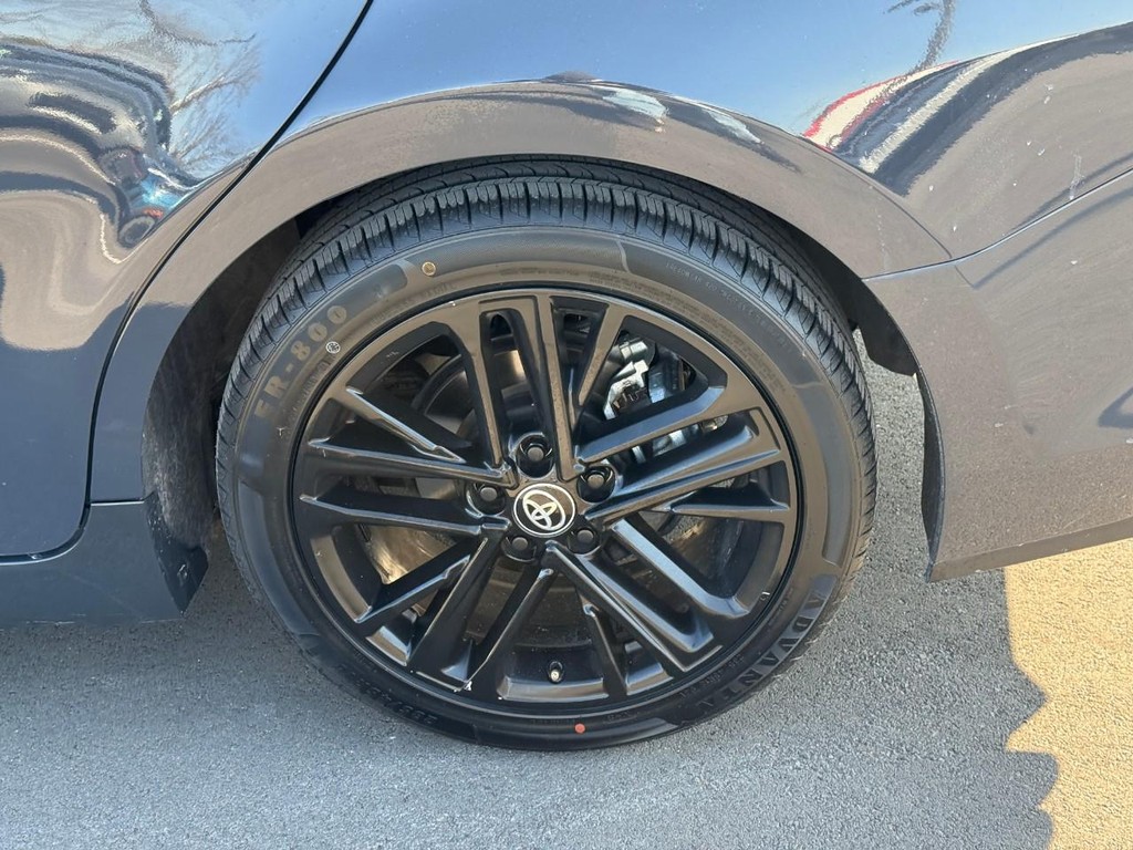 Toyota Camry Vehicle Full-screen Gallery Image 05