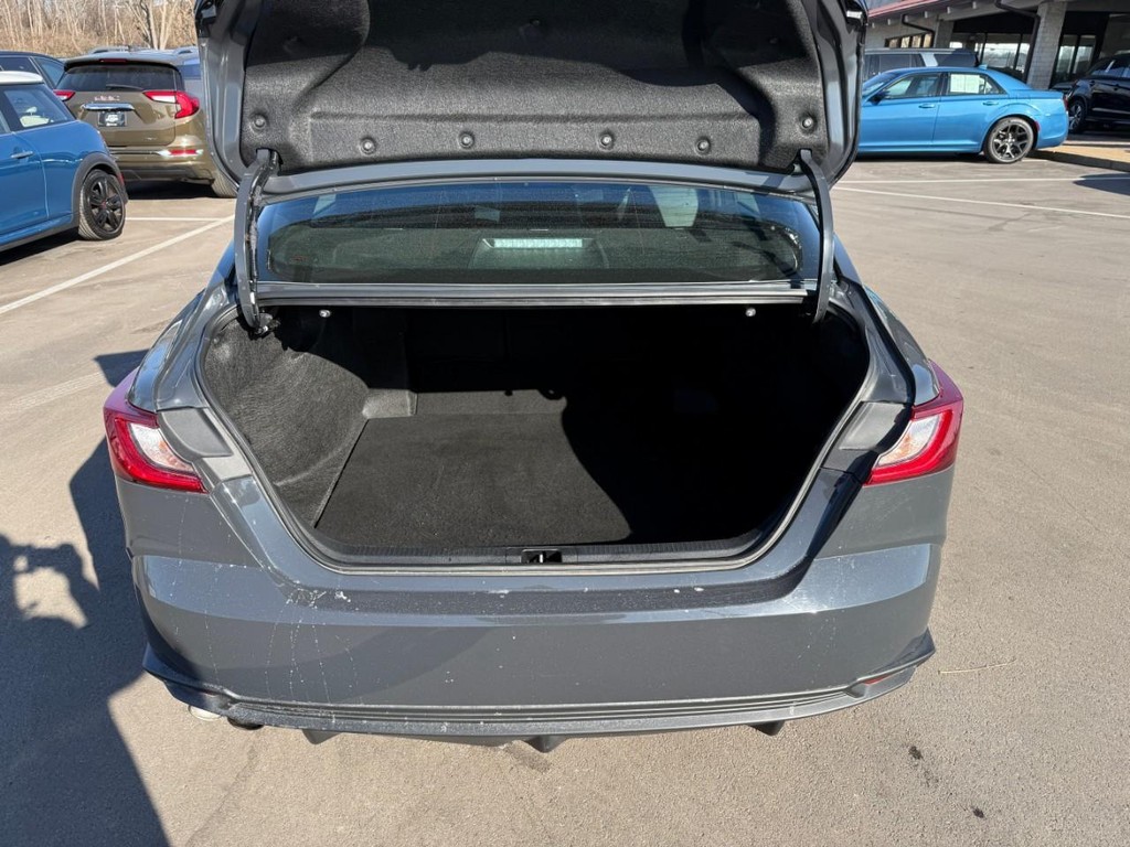 Toyota Camry Vehicle Full-screen Gallery Image 06