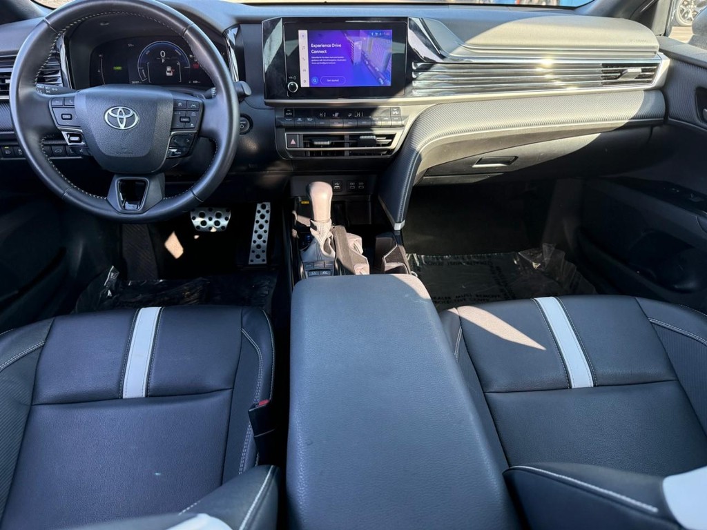 Toyota Camry Vehicle Full-screen Gallery Image 11