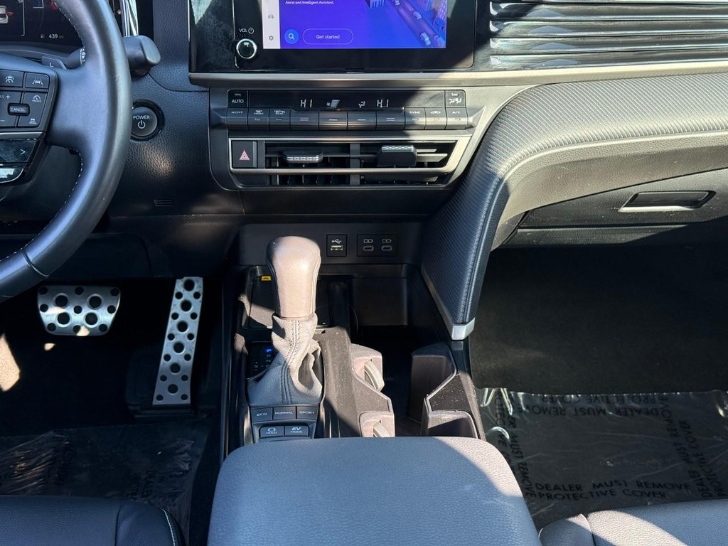 Toyota Camry Vehicle Full-screen Gallery Image 14