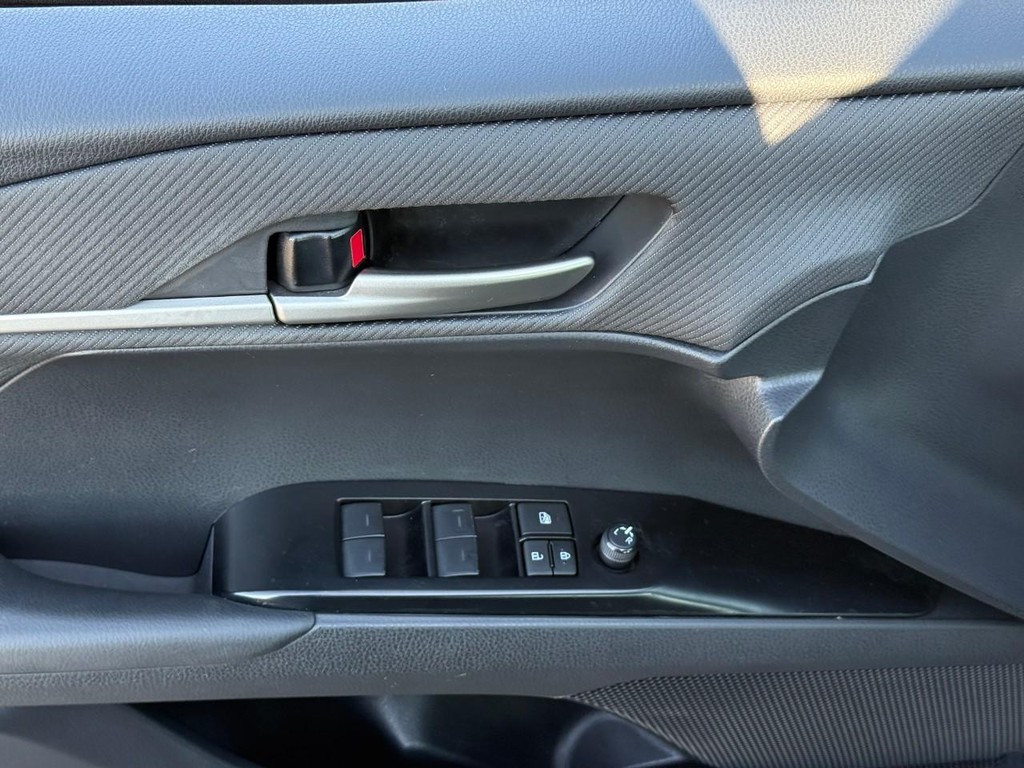 Toyota Camry Vehicle Full-screen Gallery Image 15