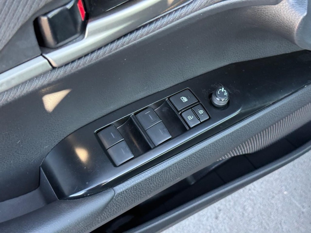 Toyota Camry Vehicle Full-screen Gallery Image 16