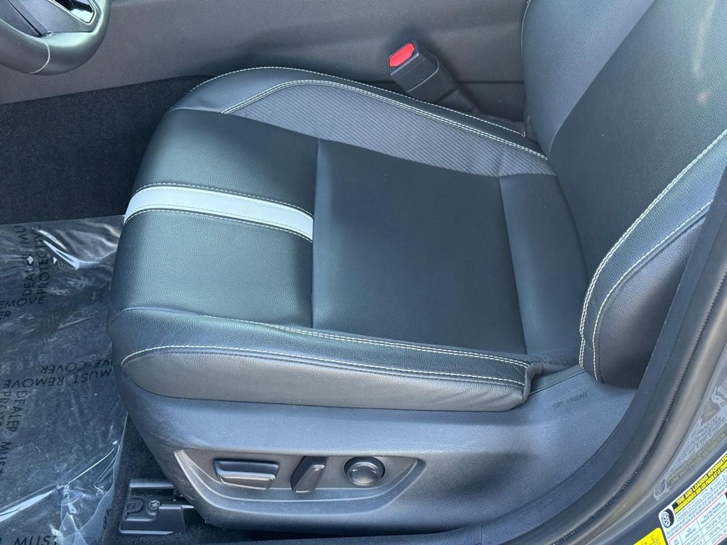 Toyota Camry Vehicle Full-screen Gallery Image 17