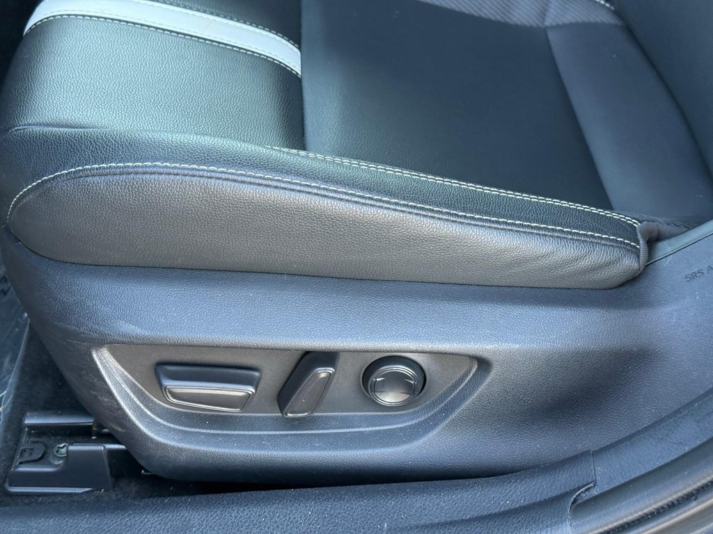 Toyota Camry Vehicle Full-screen Gallery Image 18