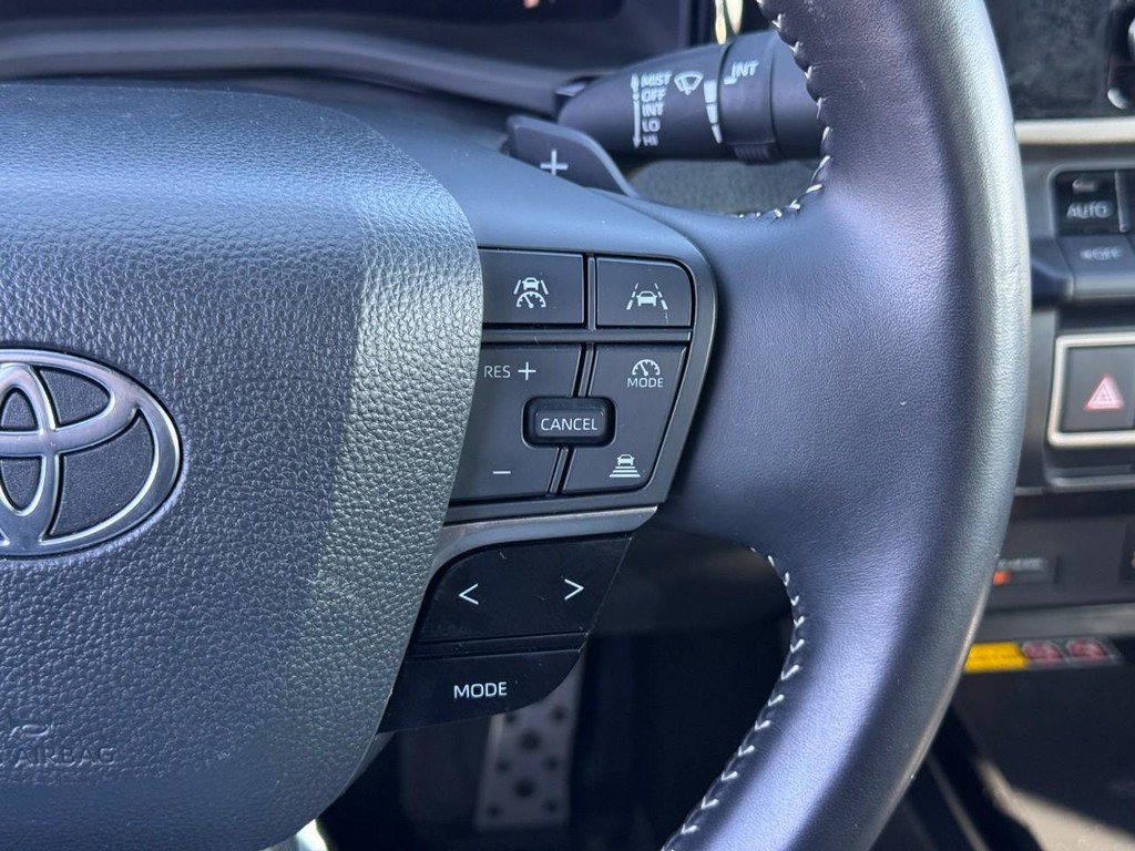 Toyota Camry Vehicle Full-screen Gallery Image 19