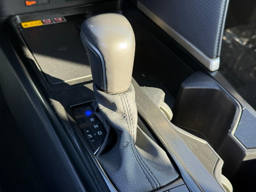 Toyota Camry Vehicle Full-screen Gallery Image 21