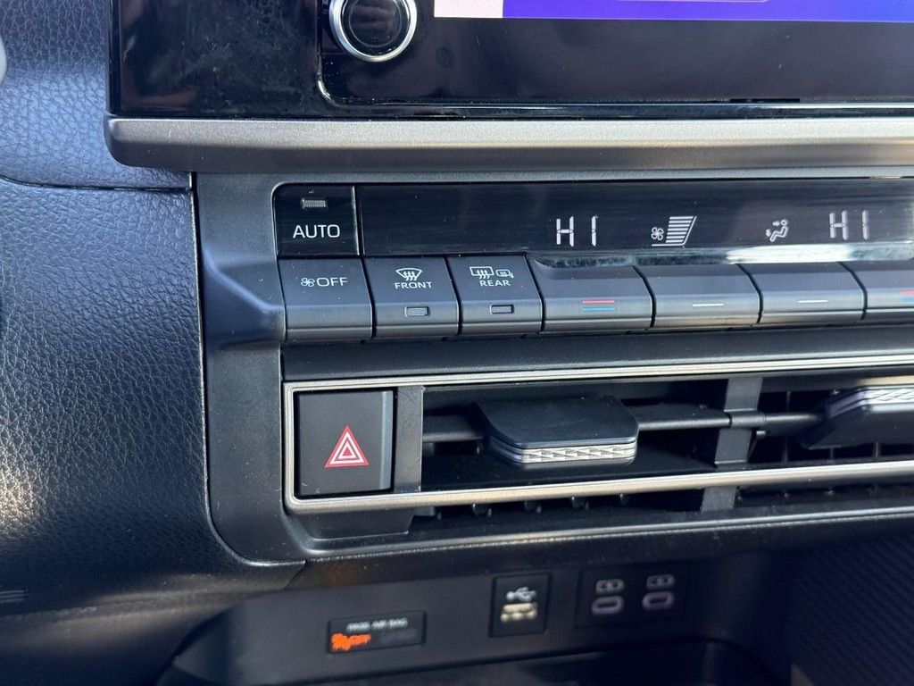 Toyota Camry Vehicle Full-screen Gallery Image 22