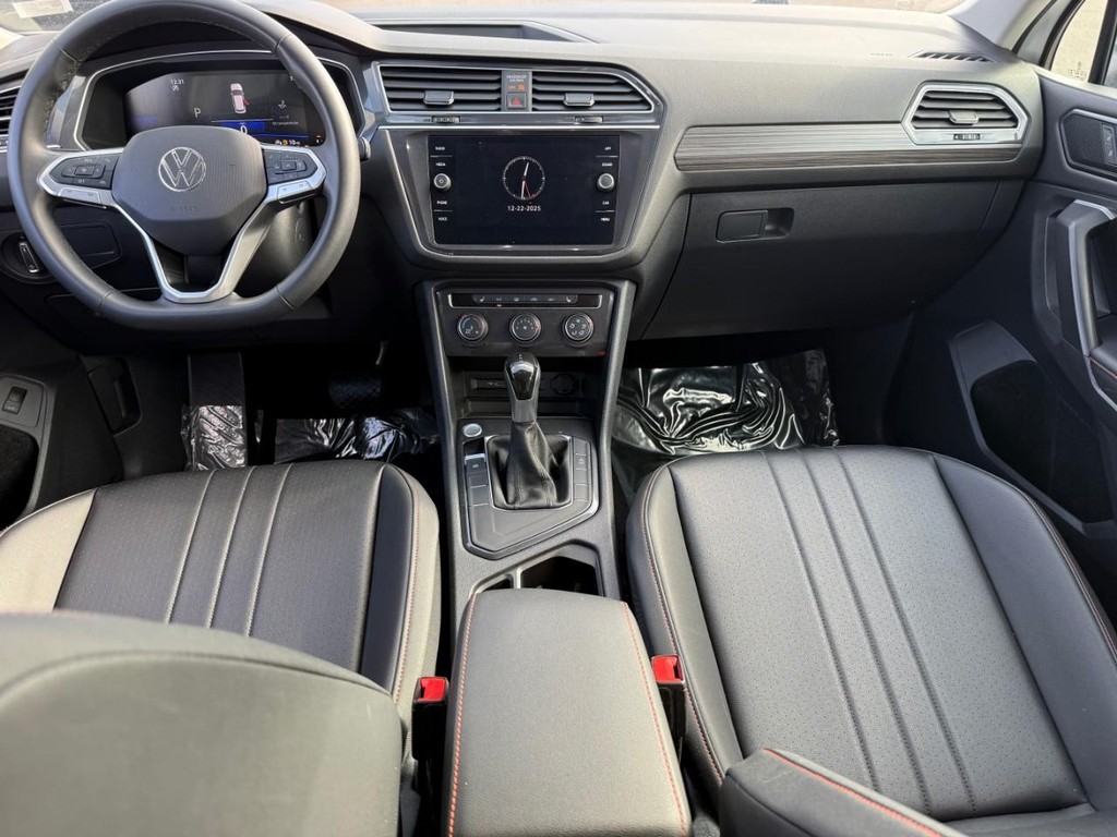 Volkswagen Tiguan Vehicle Full-screen Gallery Image 11