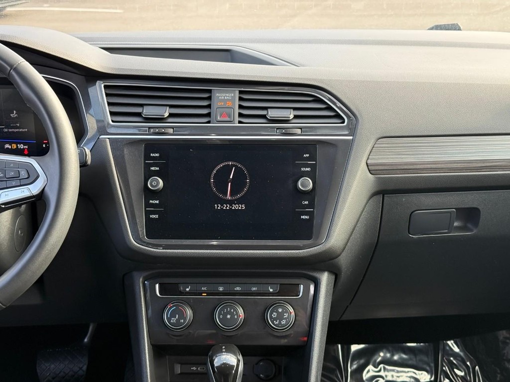 Volkswagen Tiguan Vehicle Full-screen Gallery Image 13