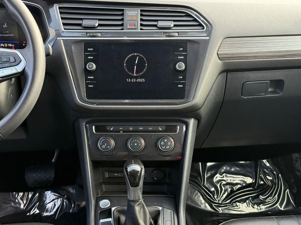 Volkswagen Tiguan Vehicle Full-screen Gallery Image 14