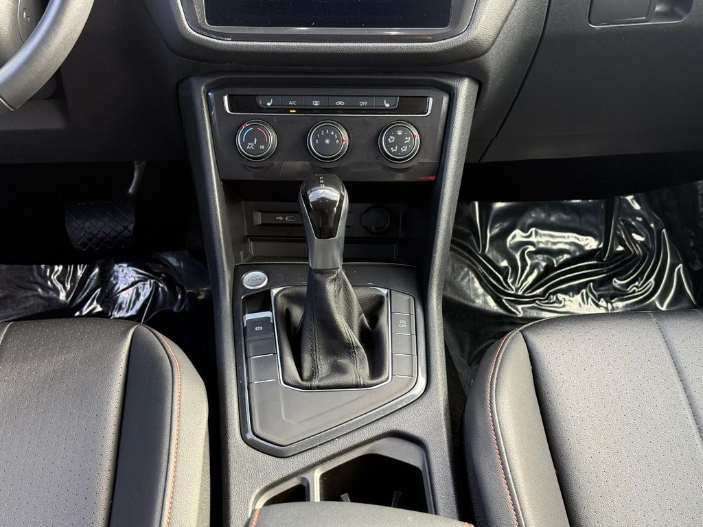 Volkswagen Tiguan Vehicle Full-screen Gallery Image 15