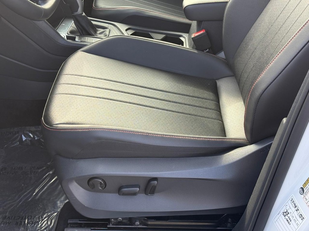 Volkswagen Tiguan Vehicle Full-screen Gallery Image 18