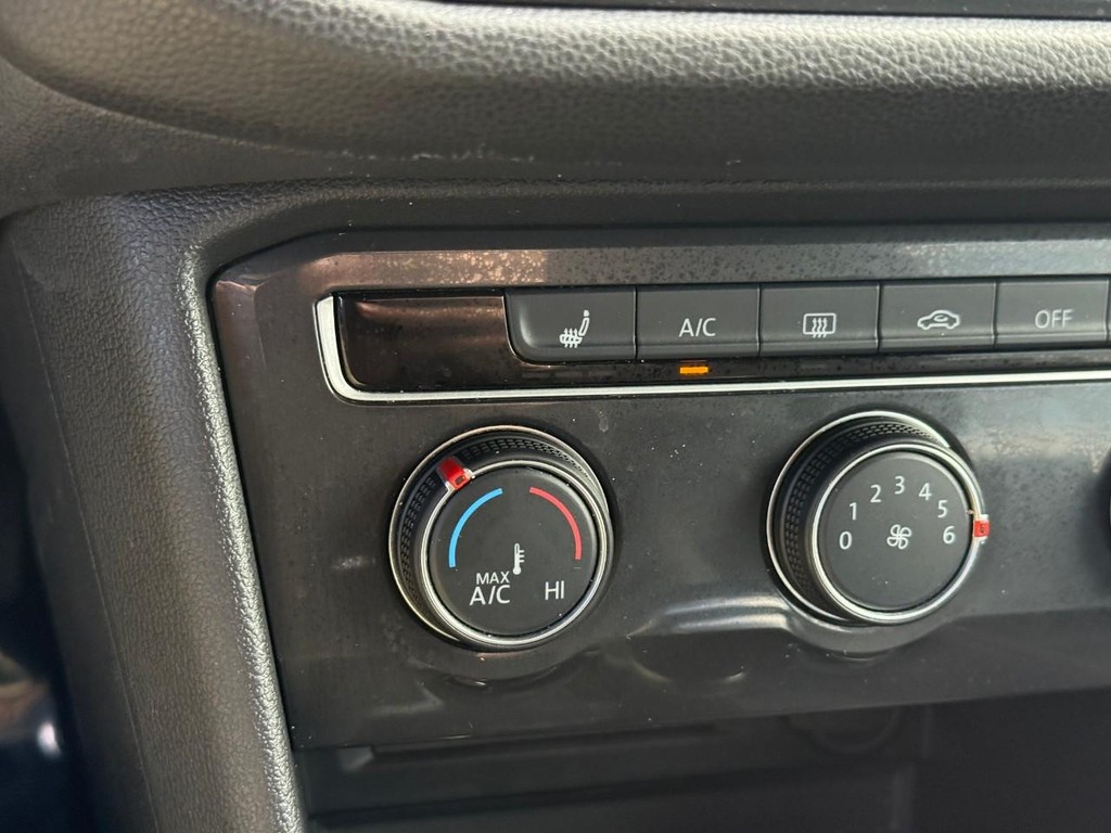 Volkswagen Tiguan Vehicle Full-screen Gallery Image 24